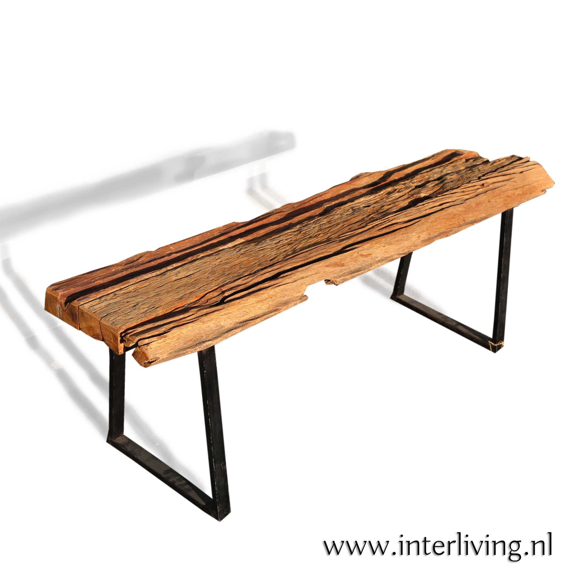 handgemaakte houten eetkamer bank bij de eettafel - Industriële Boho woonstijl - massief hout met metalen frame zwart