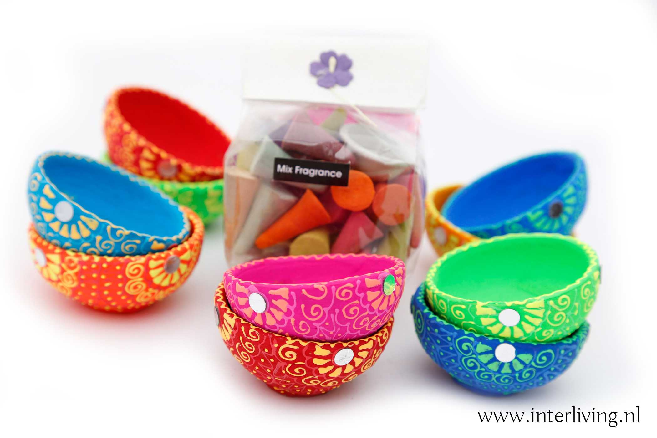 giftset cadeau idee met de feestdagen of voor een verjaardag - multi functionele handgemaakte terracotta schaaltjes / kaarshouders / wierrookhouder in rainbow chakra kleuren uit India