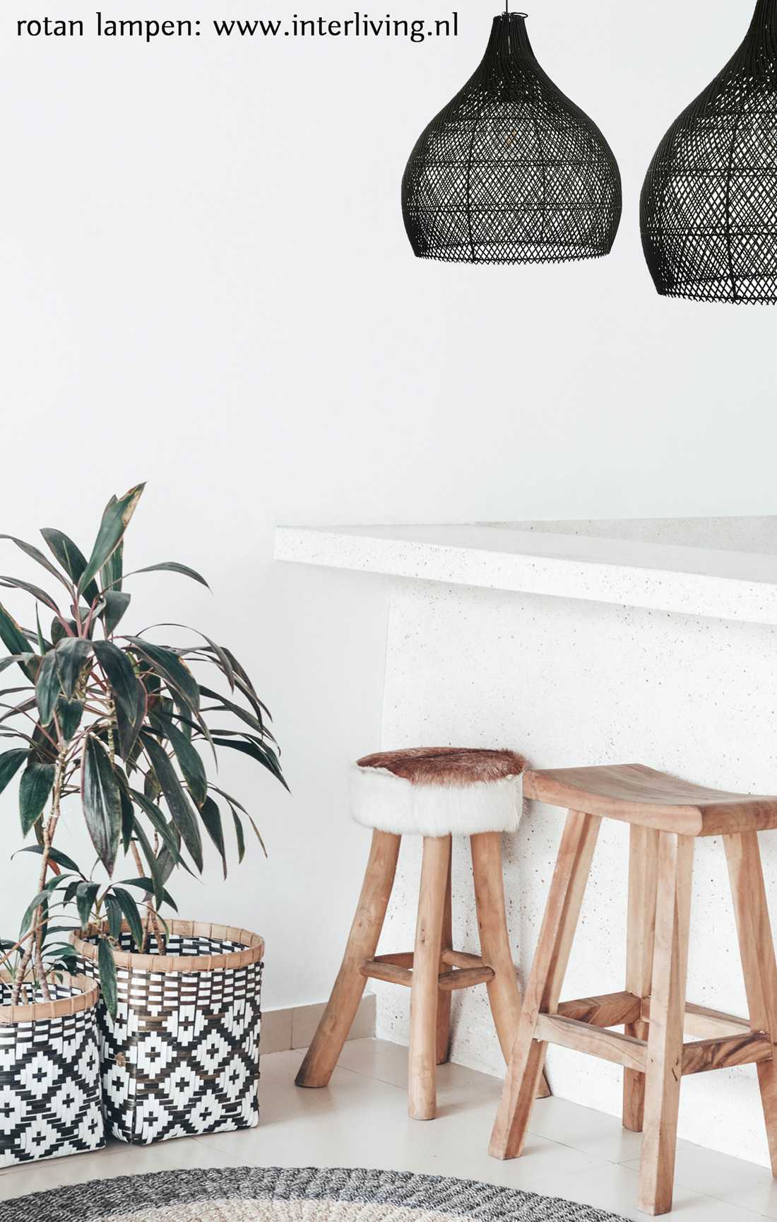 Zwart gevlochten rotan hanglamp - eco styling bali - duurzaam rotanpalm