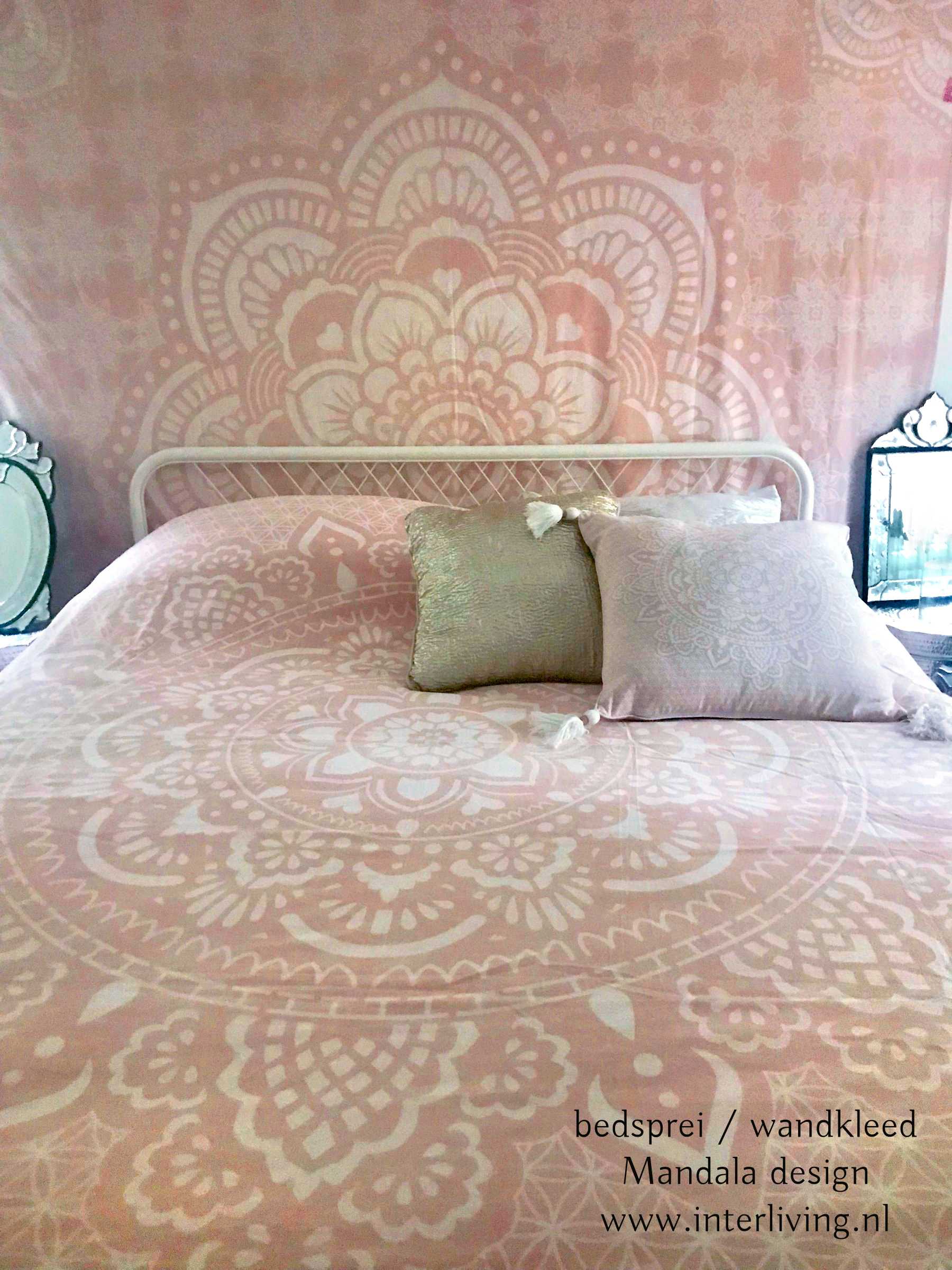 Mandala patroon sierkussen & roze bedsprei Boho Ibiza chic