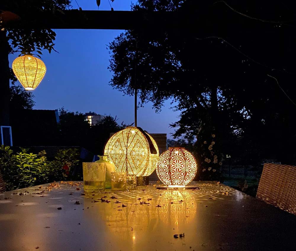 sfeervolle solar buitenverlichting voor de tuin en tuintafel