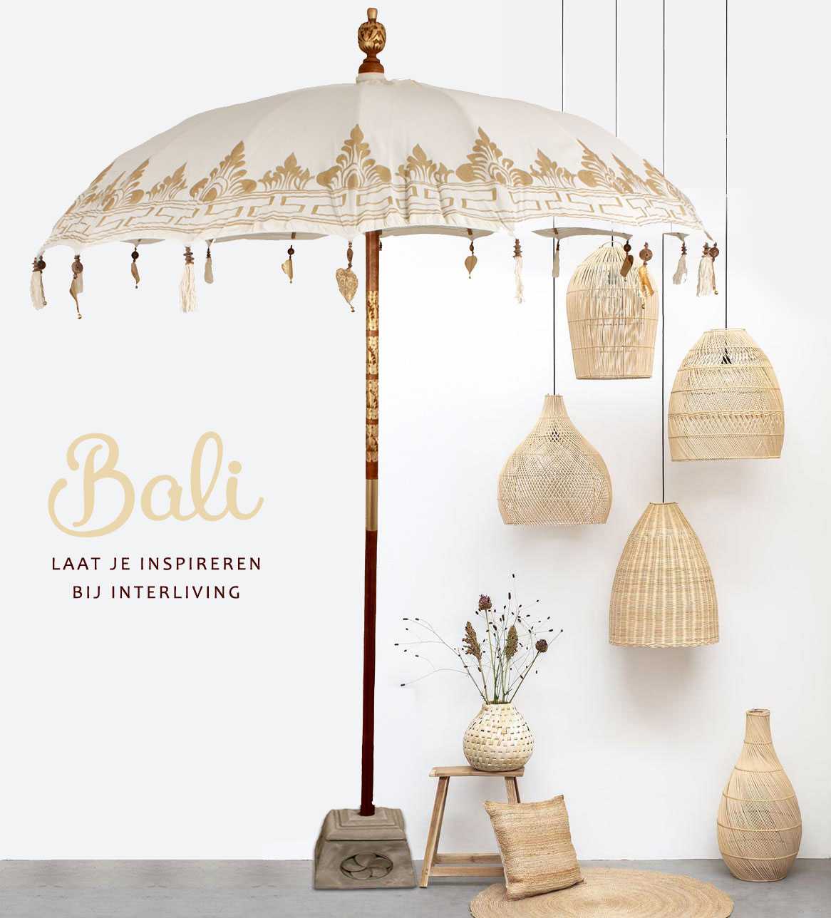 Leger hefboom Accountant Parasol uit Bali - Witte Indonesische parasol - boho vibes in de tuin