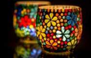 Set van twee kleurrijke theelichten/windlichten met gebloemd glasmozaiek 