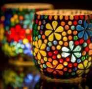 Set van twee kleurrijke theelichten/windlichten met gebloemd glasmozaiek 