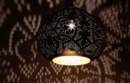 zwarte oosterse hanglamp met filigrain effect en gouden binnenkant - druppeltje!