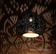 zwarte oosterse hanglamp met filigrain effect en gouden binnenkant - druppeltje!