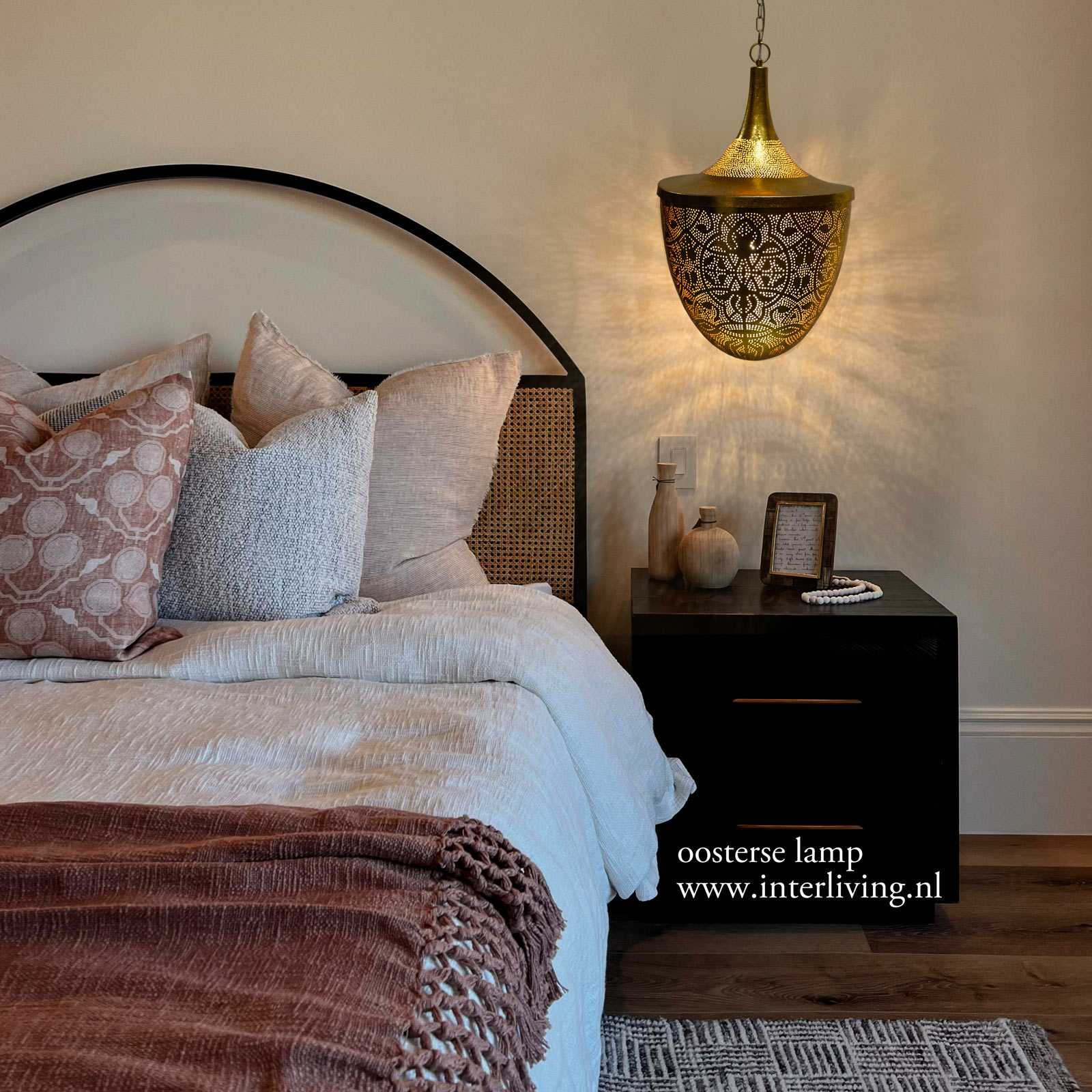 oosterse hanglampen inspiratie - slaapkamer styling bij je nachtkastje