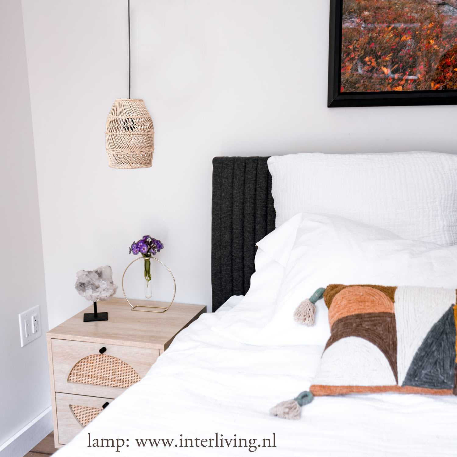rotan hanglampje naast je bed & nachtkastje met open onderkant - kleine slaapkamer ruimte besparen