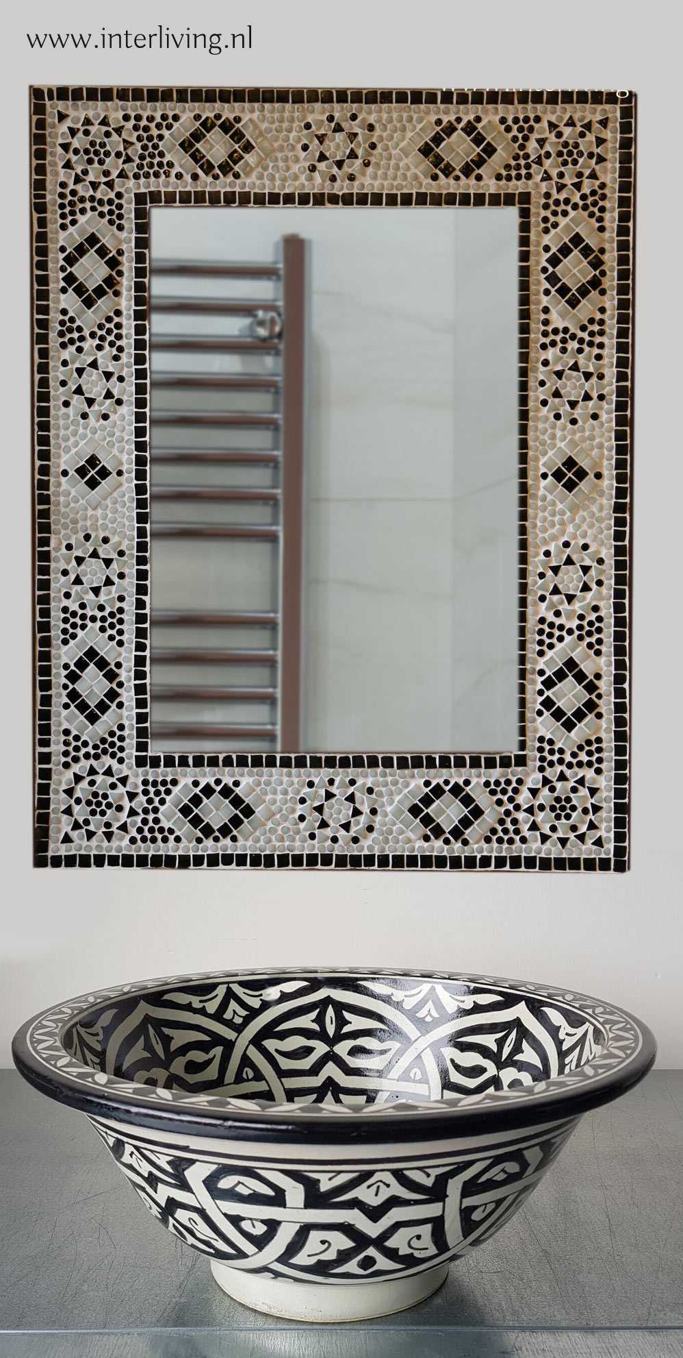 badkamer met zwart witte spiegel