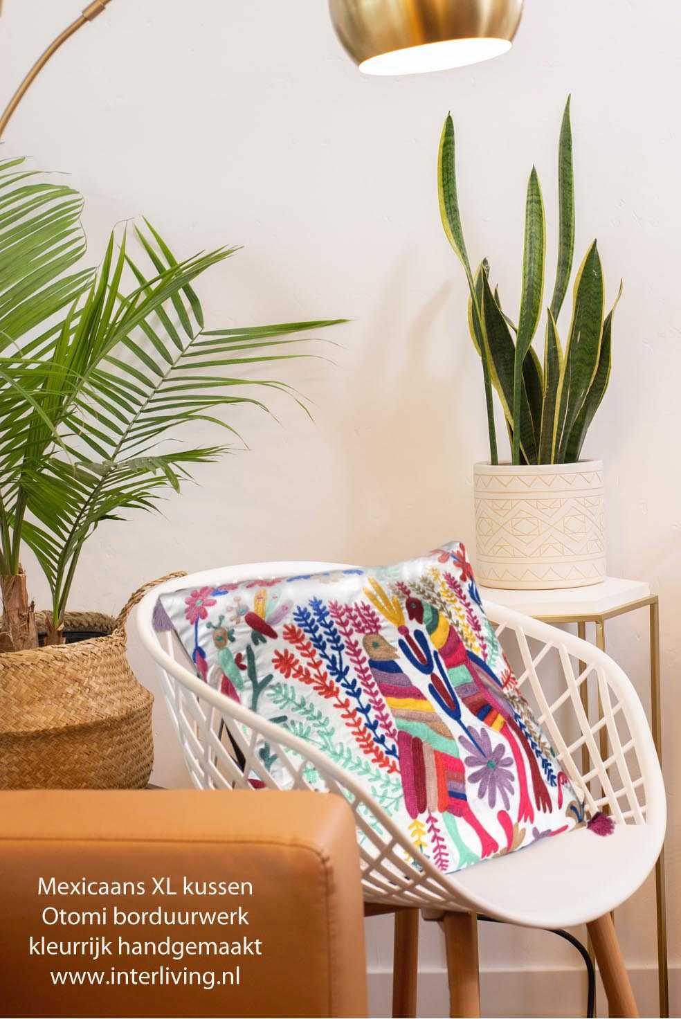 kleurrijke woonstijl met een Mexicaans Otomi kussen voor je Bohemian Hippie style interieur met wit