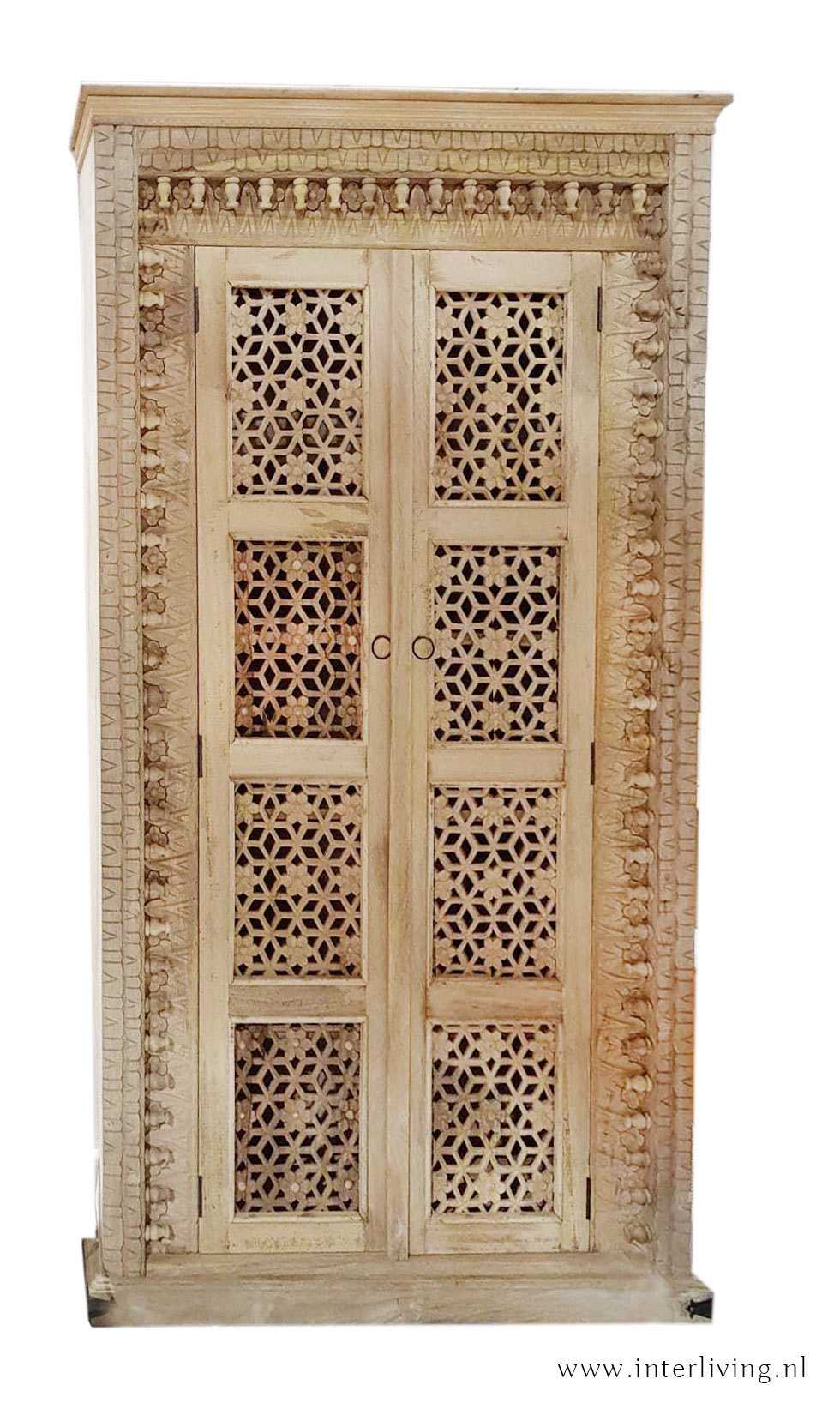 Hoge kast van naturel mango hout met legplanken  - panelen en luiken met houtsnij werk deuren