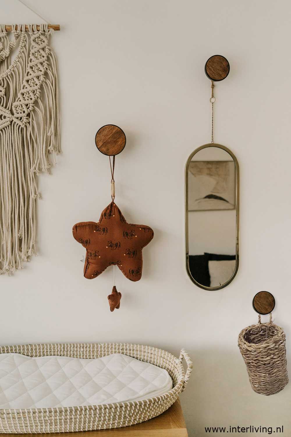 babykamer beige interieur inrichting en opberg idee met mandjes van gevlochten zeegras - eco natuurlijk wonen fairtrade