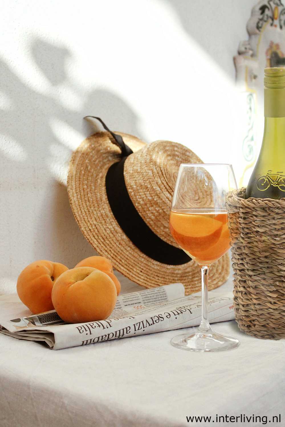 Tuinfeest, bruiloft en buiten eten styling tafel Boho Ibiza idee