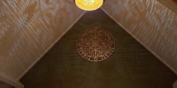 Bolvormige filigrainlamp in de nok van het dak in de slaapkamer - magisch effect