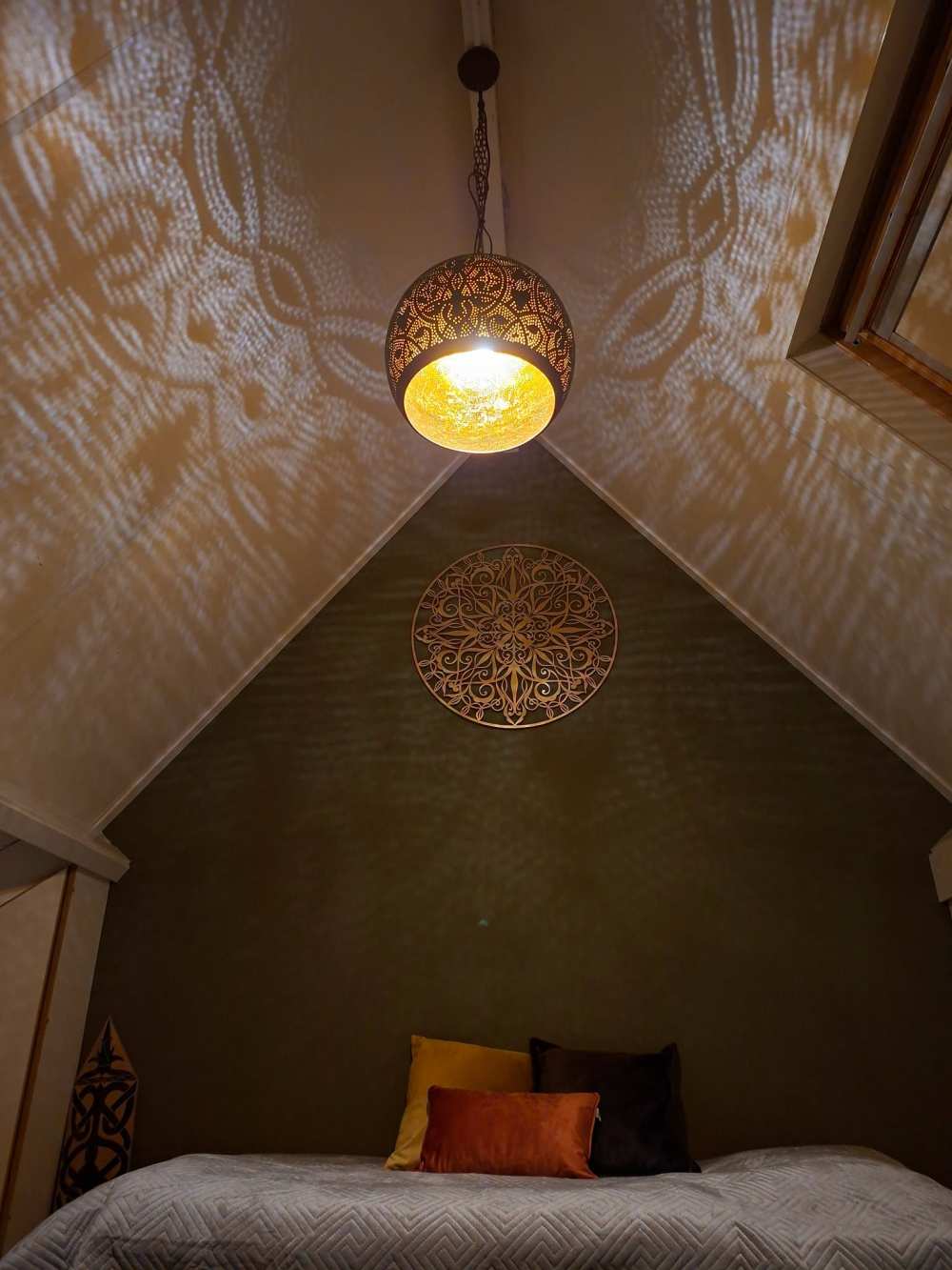 oosterse lamp in de nok van het dak