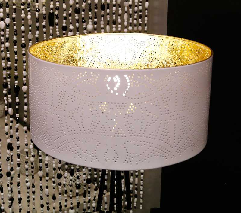 Verhoogd beneden Knorretje Filigrain lampenkap wit met gouden binnenkant - gaatjeslamp